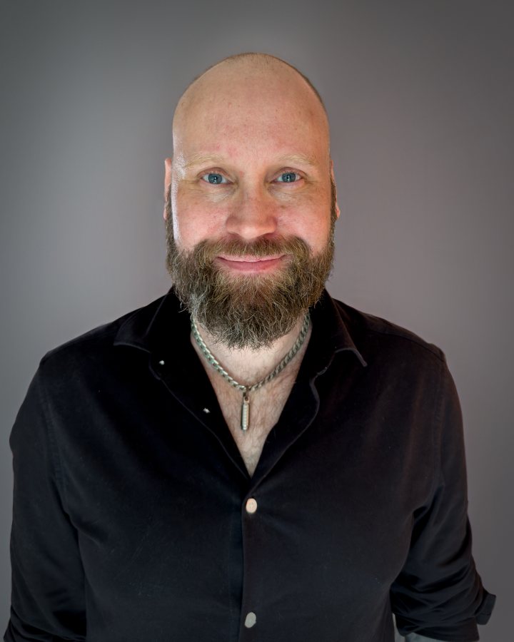 Aleksander, voice actor