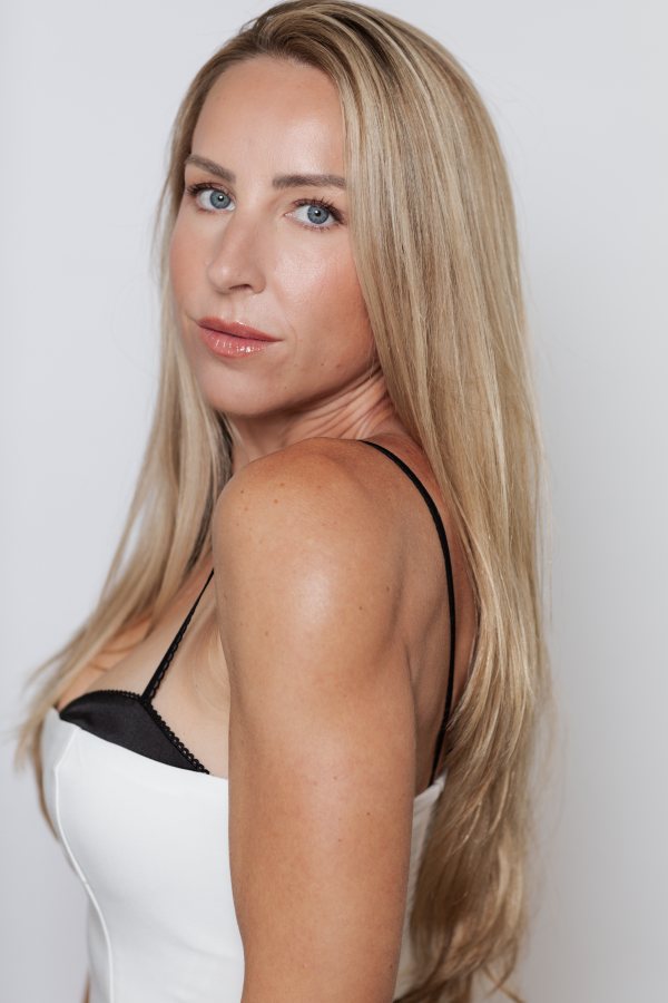 Alicia, voice actor