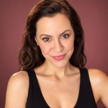 Suzana, voice actor